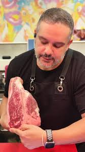 Lectura de poemes a càrrec d'Anna Figueras, als mercats es viu la vida.  #bcn_lescorts #abrilencatalà #mercat @cnlbarcelona