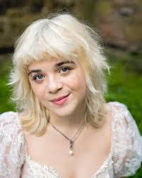 Hillary Andrews's Instagram, Twitter & Facebook