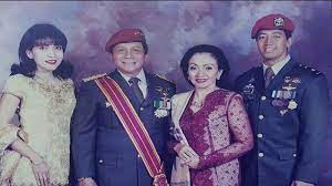 Kasad, kepala staf tni angkatan darat jenderal andika perkasa, lahir di bandung, jawa barat, 21 desember 1964, andika. Beredar Foto Jadul Ksad Andika Perkasa Sosok Mertua Sang Jenderal Jadi Sorotan Ternyata Bukan Orang Sembarangan Semua Halaman Fotokita