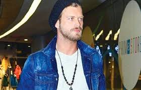 Kivanc Tatlitug Un Her Tarzi Ile Cekici Oldugunun 19 Kaniti Kot Ceket Fotograf Kotlar