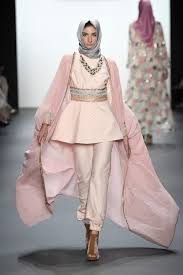 Publik mengetahuinya sebagai desainer muda yang sukses menorehkan nama di dunia internasional berkat karya yang dihasilkannya. Anniesa Hasibuan Becomes First Designer To Present Nyfw Collection With Hijabs Indonesian Designer Presents Hijabs At New York Fashion Week