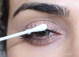 Gunakan jari untuk menekankan sendok ke bulu mata. Gak Punya Penjepit Siasati Pakai Ini Biar Bulu Matamu Tetap Terlihat Lentik Sempurna