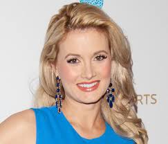 Holly Madison flaunts slim post-baby body three weeks after giving birth to  daughter