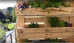 So kannst du deinen sichtschutz mit blumenkasten bauen. Blumenbeet Fur Balkon Aus Paletten Selber Bauen Ist Ganz Einfachh