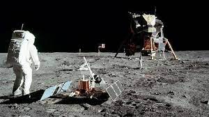 Uni soviet berhasil mengirim yuri gagarin sebagai manusia pertama ke luar angkasa menggunakan roket vostok 1. Rekaman Asli Pendaratan Manusia Pertama Di Bulan Dijual Harganya Selangit Global Liputan6 Com