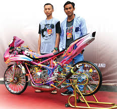 Dalam modifikasi gaya drag race ini, ada beragam komponen yang perlu dilepas untuk mendapatkan bobot motor yang super ringan. Kawasaki Ninja Rr 13 Batang Frontal Racing