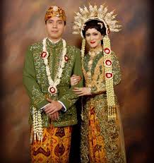 Baju ini digunakan pada saat upacara pernikahan yang terbuat dari bahan. 18 Model Baju Adat Jawa Timur Koleksi Terbaik Kumpulan Model Baju Update Kumpulan Model Baju