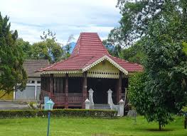 Rumah joglo situbondo ini memiliki ciri khas dengan kesederhanaannya, namun memiliki cita rasa seni yang tinggi. Rumah Adat Joglo Situbondo Provinsi Jawa Timur Bukalah R