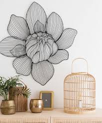 Avec ses petites pinces à linge, ce cadre photo vous permettra d'accrocher vos clichés préférés, des cartes postales ou des mots doux. Deco Murale Fleur Filaire Noire 83x81 Jembrana Maisons Du Monde