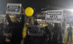 Bayar langsung aja, saya ambil dulu uangnya di tas. kata aku sambil ambil bill dari tangan dia. Anak Sungai Derhaka