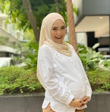 Turut mendapat tumpuan adalah mawar rashid yang merangkul anugerah pelakon filem wanita terbaik. Mawar Bakal Menimang Anak Kedua Bersama Raf Yaakob Dan Ini Merupakan Anak Keempat Buat Suami Mawar Tahniah Baby Girl Girl Fashion