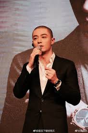 Năm 18 tuổi, anh chính thức ký hợp đồng với công ty quản lý và làm các công việc đằng sau hậu trường. Hoáº¯c Kiáº¿n Hoa Len Tiáº¿ng ThÆ°Æ¡ng Vá»£ Benh Lam Tam NhÆ° Khi Bá»‹ Tá»' Ngoáº¡i Tinh