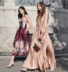 Riguardo ai vestiti lunghi estivi, che siano essi a fantasie floreali, da cerimonia o a tinta unita, c'è la certezza che siano uno dei capi più in per quanto riguarda la moda primavera estate del 2018. Abiti Lunghi E Tute Eleganti Da Cerimonia Rinascimento Inverno 2020 2021 Stile Di Moda Tuta Elegante Abiti