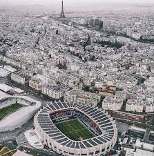 Hinchas del psg se encuentran en los alrededores del parque de los príncipes y del aeropuerto le bourget para recibir al delantero de 34 años. Angel Gabriel Angelga08806153 Twitter
