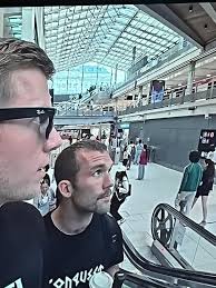 Quem é esse cara? Ele tem lesão cerebral, mano? Mal consegue andar direito,  tô só preocupado. : r/KurtCaz