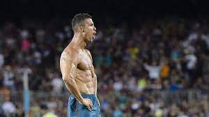 Mit viel fleiß, schweiß und disziplin kann sich nahezu jeder so einen körper antrainieren, was aber laaange dauern kann. Cristiano Ronaldo Ist Sportlich Wie Ein 20 Jahriger Gq Germany