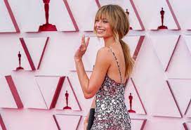 Понедельник, 26 апреля 2021 г. Margot Robbie Arrived At The 2021 Oscars Red Carpet With Darker Hair And Long Bangs Allure