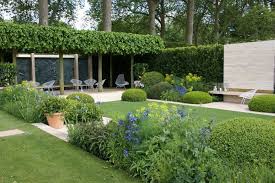 Garden Tour Luxurious Italian Style In An English Garden Garden Landscape Design Landscape Design Chelsea Flower Show