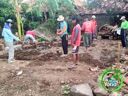 ← ayam bertelur di padi mati kelaparan, itik berenang di air mati kehausan. Bikin Warung Benih Mangyonocom Dan Leuit Lumbung Padi