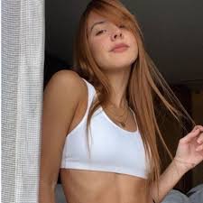 No cabe duda de que bad bunny es el artista del momento entre la juventud, salgas ahora, gracias a una de sus últimas publicaciones en instagram hemos visto por primera vez a su novia, gabriela berlingeri, una joven puertorriqueña de 26 años con la que lleva saliendo los últimos tres años. Novia De Bad Bunny Deleita A Fans Al Posar En Bikini Durante La Cuarentena Tribuna