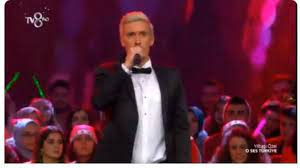 Da feiert max kruse mit seinen helden von union berlin den gigantensieg gegen vizemeister rb leipzig und die damit. Max Kruse Macht Bei The Voice In Der Turkei Mit Und Uberrascht Stern De