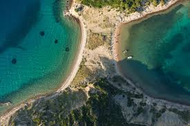 Durch die gute fährverbindung hat man sehr guten anschluss an das festland und während den heißen sommermonaten ist auf der insel rab jede. Rab Entdeckt Die Grune Insel In Kroatien Urlaubsguru