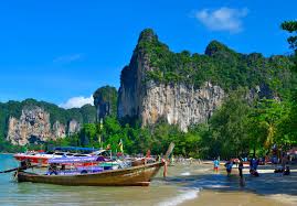 Una più calda e piovosa e l'altra asciutta e fresca. Mybestplace Halong Bay The Enchanting Pearl Of Vietnam