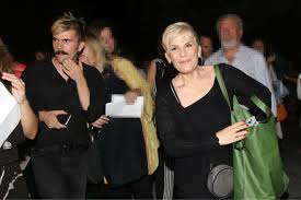 Σε ηλικία δώδεκα ετών έμαθε πως είναι υιοθετημένη. Deite Ton Gio Ths Xrysas Rwpa Kai Toy 8anash Lala Star Gr