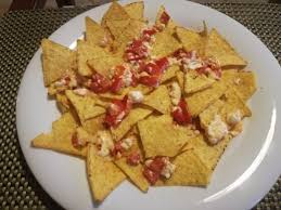 I nachos con la salsa guacamole negli ultimi anni sono diventati uno dei cibi più sfiziosi da spizzicare, al pari delle patatine. Nachos Con Pomodoro E Formaggio Un Diavolo Ai Fornelli