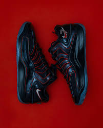 Kevin Durant debuted his Paris Saint-Germain-inspired Nike KD 18 PE against the Spurs ⚽️🏀 The PE celebrates KD's partnership with PSG as a minority stake holder 🤝 @nicekickshoops 📸: @uninstructedvision