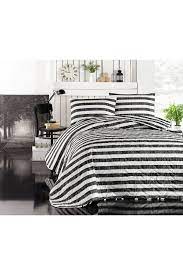 Çırpan ev mağazamızda çift kişilik yatak örtüsü kategorisinde ürünleriyle hizmetinizdeyiz. Kapitone Yatak Ortusu Seti Cift Kisilik Hook Siyah Komsu Magazalari Giyim Ve Kozmetige Dair Her Sey