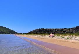 Ein langer sandstrand mit tiefblauem, klarem wasser zieht viele besucher an. Finikounda Methoni Traumhafte Peloponnes Strande