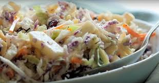 Salade De Chou Cremeuse Pommes Et Canneberges Avec Images Salade De Chou Cremeuse Salade De Chou Salade