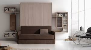 Ce meuble astucieux se présente sous la forme d'une armoire avec un sommier rabattable. Enrique Lyons