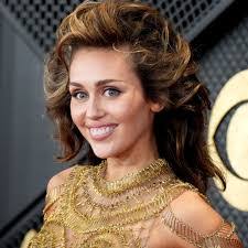 Amy Lombard's Instagram, Twitter & Facebook