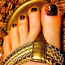Decorate your toenails with alternate matte black and white bases and add frilly white lace paint on top. Pretty Fall Winter Pedicure Toe Nail Art Ideas Monterey Farmgirl