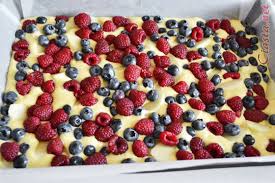 Świetnie smakują także z dodatkiem jogurtu naturalnego, który dobrze komponuje się ze słodyczą owoców. Ciasta Net Biszkopt Z Owocami