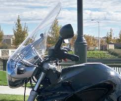 Para hacer curvas bajas el spoiler y tienes buena visibilidad, para autovia lo subes y te rotege hasta la mitad de la visera. Bmw R1150r Windshields