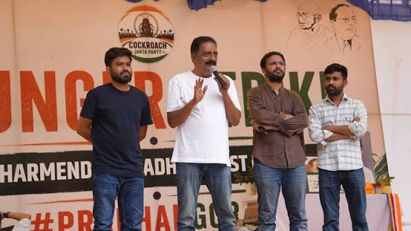 InPics | Actor Prakash Raj joins the CJP protest at Jantar Mantar, extending solidarity with the ongoing movement. Read more. Download the TOI App 👉 https://timesofindia.sng.link/Cqhd4/mhw1/at5r #PrakashRaj #JantarMantar #CJP #Protest