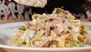 Vediamo come preparare le tagliatelle con i finferli, un piatto molto gustoso ma al tempo stesso veloce e facile da. Tagliatelle Allo Schuttelbrot Con Finferli E Salsiccia Hauswurst Locanda Sudtirolese