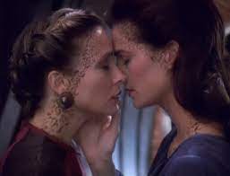 Www terry farrell lesbian kiss.ocm