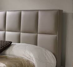 Cette tête de lit en tissu sur des pieds en bois avec garnissage mousse conviendra dans une chambre au charme intemporel. Tete De Lit Capitonne Gros Carres Simili Marron Pinka Lestendances Fr Lit Design Tete De Lit Design Tete De Lit Capitonnee