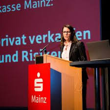 Die Baustelle In Der Bahnhofstrasse Macht Fortschritte Die Gleise Bis Zum Munsterplatz Sind Verlegt Und Erste Pflasterarbeiten Lassen Er Rheinhessen