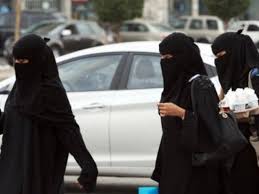 عضو في هيئة الأمر بالمعروف السعودية يوبخ امرأة منقبة لعدم ارتدائها قفازات