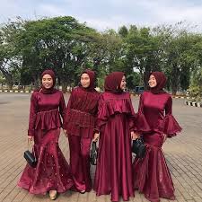 From i2.wp.com kamu bisa memadupadankan beberapa jenis kain dengan. 20 Inspirasi Baju Bridesmaid Muslimah Yang Modis Dan Elegan Updated 2021 Bukareview