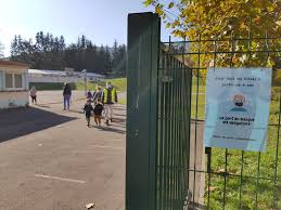 Dès le parking de l'école, il vous est demandé de porter le masque. Behren Les Forbach Vie Scolaire Port Du Masque A Partir De 6 Ans Des Mamans Lancent Une Petition