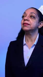 Iris Dávila, la primera de muchas. 🌟 Rompió barreras en la salud,  demostrando que el camino que abre una, lo recorren muchas. 💙