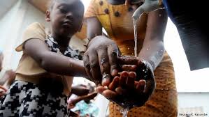 Er kann sich auf die sterblichkeit haben 90%. Gewalt Propaganda Und Aberglaube Erschweren Den Kampf Gegen Ebola Afrika Dw 18 05 2019