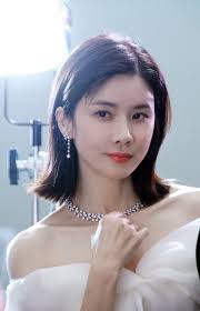 Lee Bo Young: Chị đại rating thống trị phim Hàn, từ mác "hoa hậu giật bồ"  đến hôn nhân viên mãn nhất nhì Kbiz