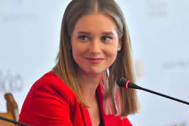В кино снимается с 2010 года. Ne V Otnosheniyah Kristina Asmus Udivilas Sluham O Sebe